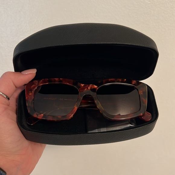 NEW Salvatore Ferragamo SF1024S 609 Red Havana Sunglasses w/Brown Gradient Lens - Picture 4 of 11